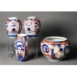 FOUR PIECES OF JAPANESE MEIJI PERIOD IMARI PORCELAIN, comprising: FOOTED BOWL, decorated with