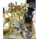 GROUP OF VINTAGE BRASS CANDLESTICKS, TOGETHER WITH DOOR FURNITURE, KEYS AND A BRONZE VASE (QUANTITY)