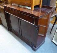 A VICTORIAN MAHOGANY CHIFFONIER HAVING ONE LONG DRAWER OVER TWO CUPBOARDS