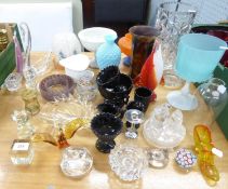 ASSORTED GLASS WARES TO INCLUDE; OBSIDIAN JUGS AND VASES, OPAQUE GLASS PINEAPPLE VASE AND COVER