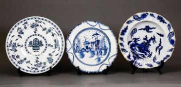 EIGHTEENTH CENTURY LIVERPOOL ‘LONG ELISA’ BLUE AND WHITE FEATHER EDGED PEARLWARE POTTERY PLATE, 9 ½”