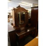 AN EDWARDIAN MAHOGANY INLAID KNEEHOLE DRESSING TABLE, WITH LARGE SWING MIRROR