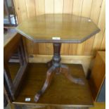 A SMALL MAHOGANY OCTAGONAL OCCASIONAL TABLE, RAISED ON TRIPOD BASE