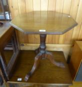 A SMALL MAHOGANY OCTAGONAL OCCASIONAL TABLE, RAISED ON TRIPOD BASE