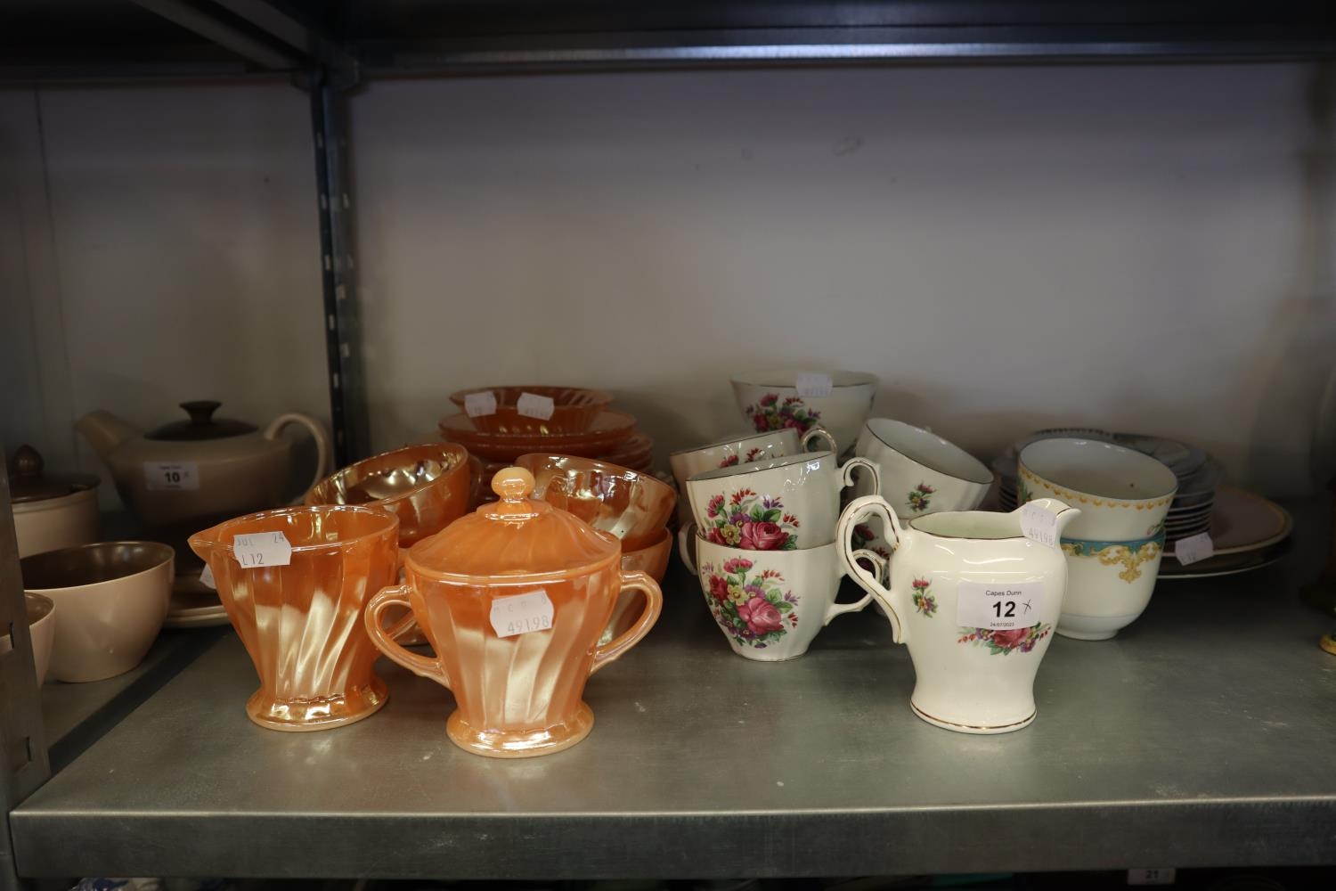 A SELECTION OF CERAMICS TO INCLUDE; ANCHOR HOCKING SUBURBIA PART TEA SERVICE TOGETHER WITH A ROYAL