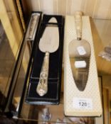 THREE MODERN CAKE SERVERS WITH QUEEN'S PATTERN FILLED SILVER HANDLES, TWO BOXED AND A MATCHING BREAD