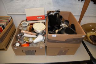 VARIOUS KITCHEN ITEMS TO INCLUDE; LE CRUESET PAN, OTHER PANS, TOASTER, TABLE MATS, CUPS, JUGS,
