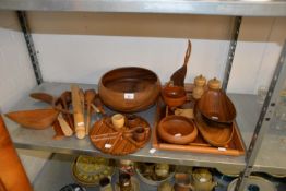 A SELECTION OF WOODEN ITEMS TO INCLUDE; BOWLS, SPOONS, TRAY, INLAID WITH CAT AND DECORATIVE ITEMS