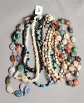 SINGLE STRAND JET NECKLACE WITH FACETED AND GRADUATED ROUND BEADS, 18 1/2in (47cm) LONG AND SEVEN