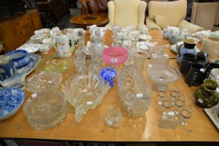 MIXED LOT OF GLASS, to include: PEDESTAL DISH WITH PINK BOWL, SPECKLED BLUE VASE, 7” (17.8cm)
