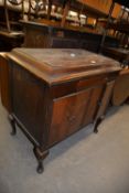 A GILBERT VINTAGE RADIOGRAM, IN A MAHOGANY CASE WITH LIFT-UP LID, HAVING TWO SETS OF SMALL