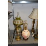 A HAND PAINTED GLASS ELECTRIC TABLE LAMP, IN THE FORM OF AN OIL LAMP, A GLASS AND BRASS TABLE LAMP