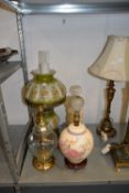 A HAND PAINTED GLASS ELECTRIC TABLE LAMP, IN THE FORM OF AN OIL LAMP, A GLASS AND BRASS TABLE LAMP