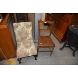 AN ARMLESS BOUDOIR EASYCHAIR AND A HARDWOOD BEDROOM SINGLE CHAIR (2)