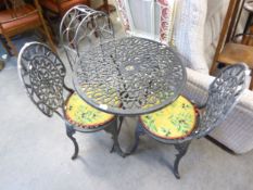 A PAIR OF PIERCED BLACK METAL GARDEN SINGLE CHAIRS AND A MATCHING ROUND TABLE (3)