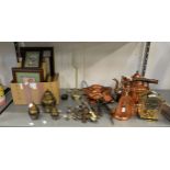A SELECTION OF BRASS AND COPPER ITEMS TO INCLUDE; COPPER FIRE COMPANION, COPPER KETTLE AND CRUMB