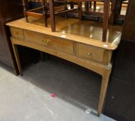 A 'STAG' LIGHT OAK DESK/SIDE TABLE, HAVING ONE LONG AND TWO SHORT DRAWERS