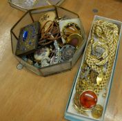 OCTAGONAL BOX AND A CARDBOARD BOX WITH A QUANTITY OF MAINLY POST WAR TRINKETS AND COSTUME JEWELLERY