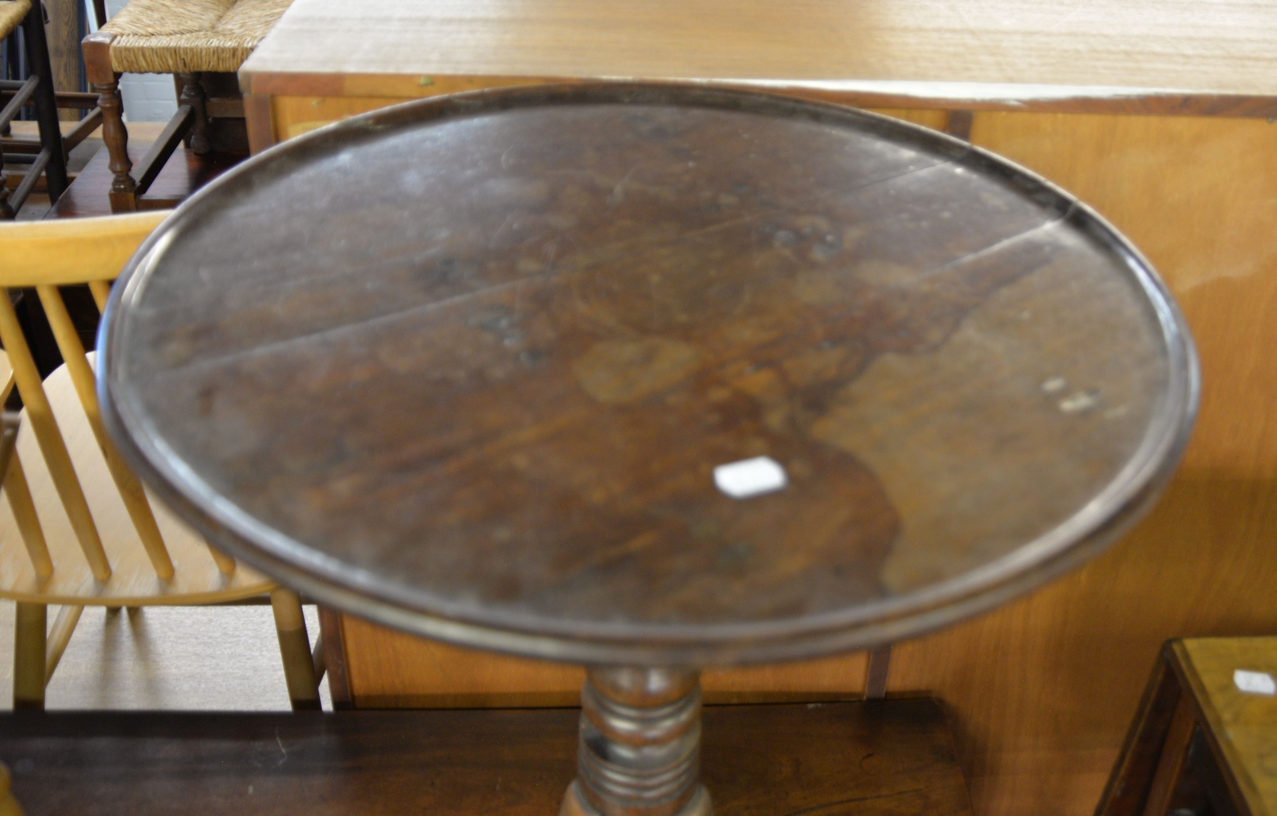 AN ANTIQUE MAHOGANY CIRCULAR TRIPOD TABLE, 1’10” DIAMETER (AS FOUND) - Image 2 of 2