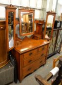 AN EDWARDIAN MAHOGANY DRESSING TABLE, HAVING SIDE MIRRORS, CENTRAL MIRROR, JEWEL DRAWER AND TWO