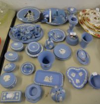 A SELECTION OF WEDGWOOD ITEMS TO INCLUDES; MINIATURE TEA SET, LIGHTER, TRINKETS BOXES, VASES,
