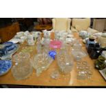 MIXED LOT OF GLASS, to include: PEDESTAL DISH WITH PINK BOWL, SPECKLED BLUE VASE, 7” (17.8cm)