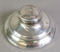 GEORGE V WEIGHTED SILVER CAPSTAN INKSTAND, of typical form with reeded border, 5” (12.7cm) diameter,