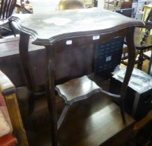 AN EARLY 20TH CENTURY WALNUT SHAPED OBLONG OCCASIONAL TABLE WITH UNDERSHELF, ON CABRIOLE LEGS