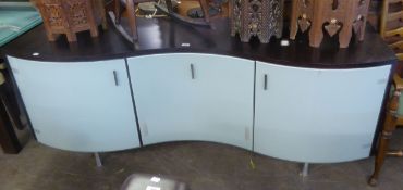 A CALLIGARIS SERPENTINE TWO DOOR GLASS FRONTED SIDEBOARD, HAVING GLASS CENTRAL DRAWER