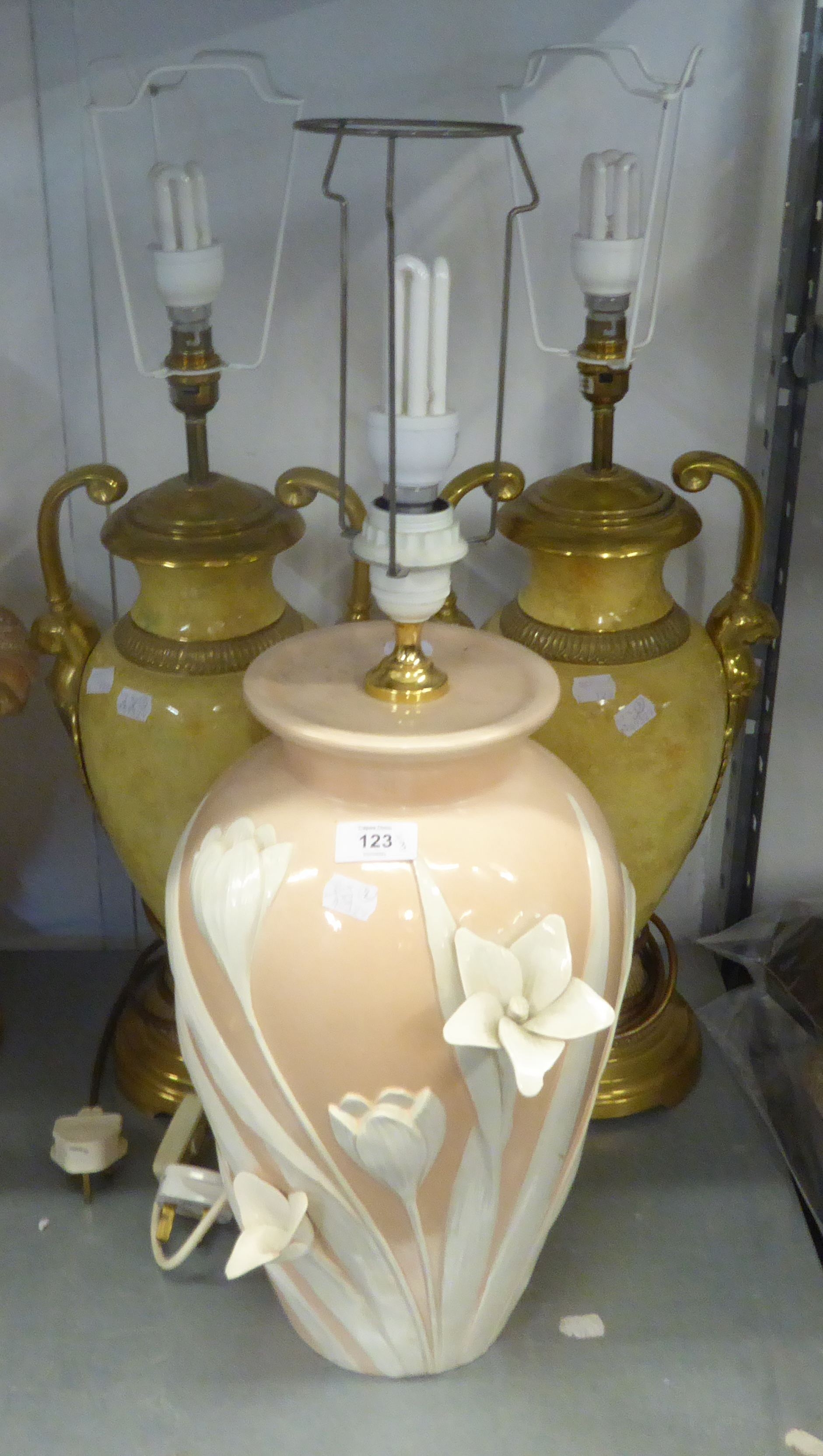 A CASA FINA CERAMIC FLORAL LAMP BASE IN PEACH FINISH AND WHITE EMBOSSED FLOWERS, WITH SHADE, AND A