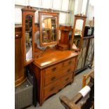 AN EDWARDIAN MAHOGANY DRESSING TABLE, HAVING SIDE MIRRORS, CENTRAL MIRROR, JEWEL DRAWER AND TWO