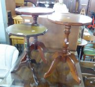A PAIR OF MAHOGANY HEAVY QUALITY TRIPOD WINE TABLES AND ANOTHER SMALLER (3)