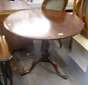 AN ANTIQUE MAHOGANY SMALL CIRCULAR SNAP-TOP BREAKFAST TABLE, ON BALUSTER COLUMN AND QUARTETTE
