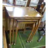 A NEST OF THREE FIGURED WOOD OBLONG COFFEE TABLES, ON CABRIOLE LEGS