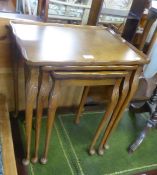 A NEST OF THREE FIGURED WOOD OBLONG COFFEE TABLES, ON CABRIOLE LEGS