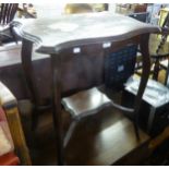 AN EARLY 20TH CENTURY WALNUT SHAPED OBLONG OCCASIONAL TABLE WITH UNDERSHELF, ON CABRIOLE LEGS