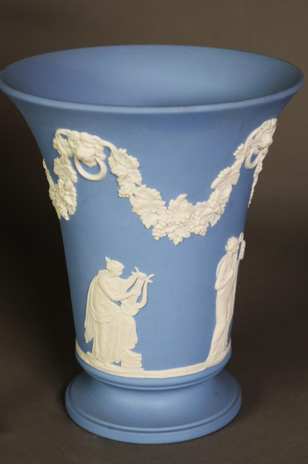 FOUR PIECES OF WEDGWOOD BLUE JASPERWARE, comprising, a DARK BLUE DIPPED CIRCULAR SMALL BOX AND - Image 3 of 5