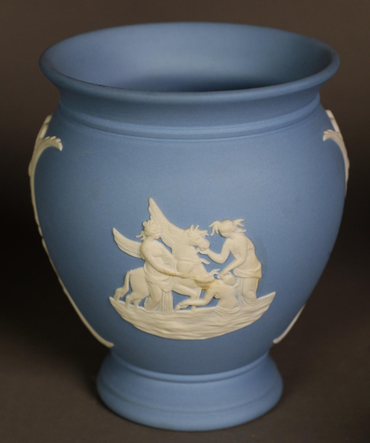 FOUR PIECES OF WEDGWOOD BLUE JASPERWARE, comprising, a DARK BLUE DIPPED CIRCULAR SMALL BOX AND - Image 2 of 5