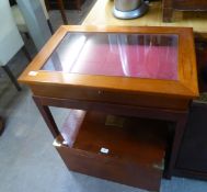 A MAHOGANY FRAMED DISPLAY TABLE, HAVING GLASS TOP AND RAISED ON SQUARE TAPERING LEGS (79cm high x