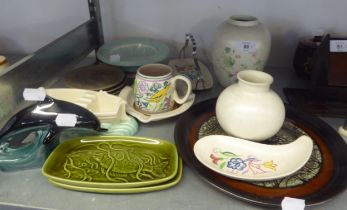 POOLE POTTERY; COLLECTION OF ASSORTED POOLE ITEMS TO INCLUDE; WILDLIFE PLATES, DOLPHIN, GINGER JARS,