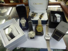 FIVE GENTS QUARTZ WRIST WATCHES IN ASSOCIATED BOXES; A GENTS SKOPES UNBOXED QUARTZ WATCH AND A