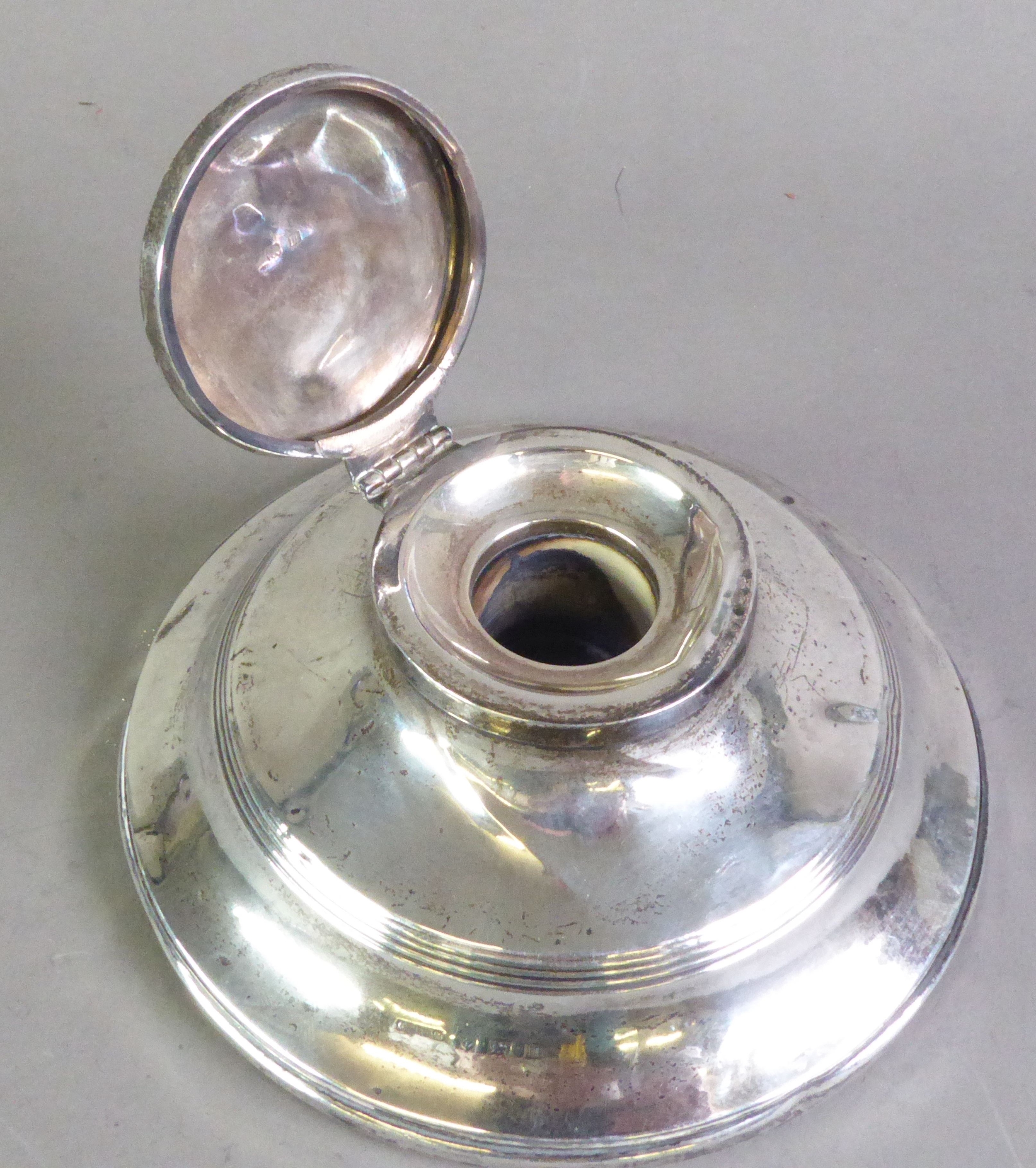 GEORGE V WEIGHTED SILVER CAPSTAN INKSTAND, of typical form with reeded border, 5” (12.7cm) diameter, - Image 2 of 2