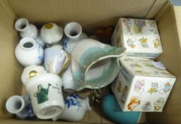 A SMALL SELECTION OF MINIATURE CERAMICS TO INCLUDE; WEDGWOOD 'PETER RABBIT', WADE WHIMSIES, SMALL