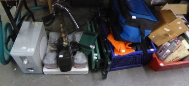 A MIXED LOT OF GENERAL HOUSEHOLD/GARDEN ITEMS TO INCLUDE; GARDEN LIGHTS VARIOUS, SURROUND