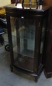A SMALL MAHOGANY REPRODUCTION BOW FRONTED DISPLAY CABINET, HAVING TWO GLASS SHELVES
