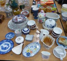 A SELECTION OF CERAMICS TO INCLUDE; VASES, BOWLS, SMALL SET OF SPODE PLATES '6758'