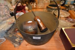 AN OAK BARREL SHAPED TEA CADDY WITH HINGED LID, ON METAL BALL FEET AND A BRASS PRESERVING PAN WITH