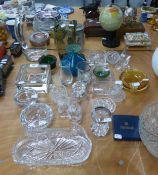 A SELECTION OF GLASSWARE TO INCLUDE; VARIOUS CUT GLASS BOWLS, VASES, ASHTRAYS, GLASS WATER JUG, A