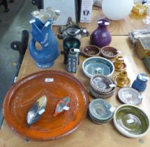 A SELECTION OF CERAMICS TO INCLUDE; PLYMOUTH GIN 'THE SPIRIT', FISH SHAPED JUG, A ROYAL COPENHAGEN