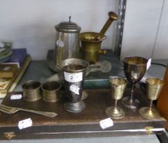 A SELECTION OF METAL WARES AND PLATED WARES TO INCLUDE; A BRASS MORTAR AND PESTLE, A TANKARD,